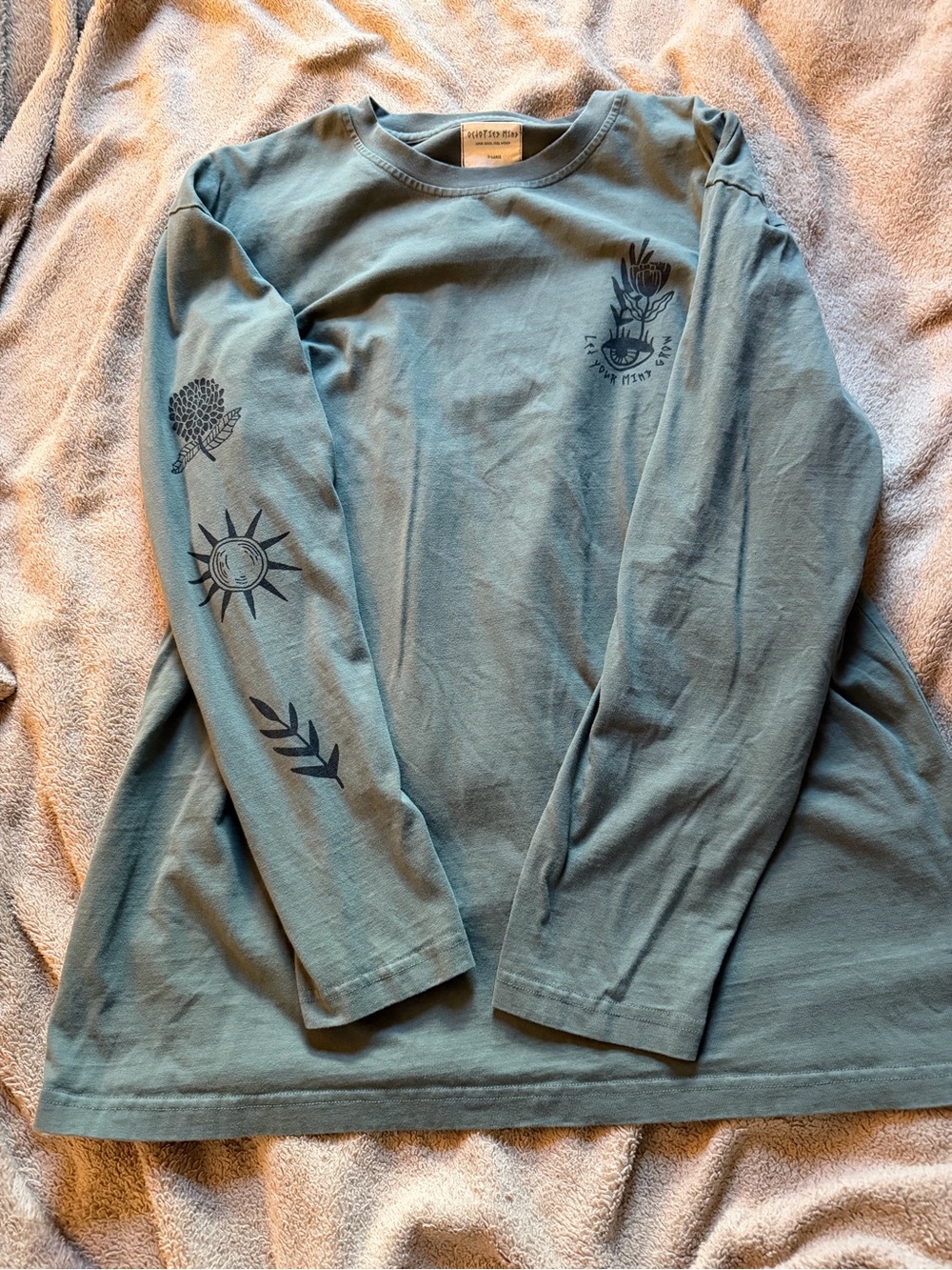 Long-Sleeve Graphic Crew Tee in Sage - Unbranded